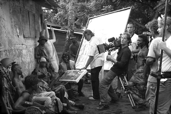 Tournage dans le ghetto en dehors de Monrovia - Marc Koninkcx à la caméra