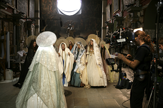 Valentin Monge, au Steadicam, et les jeunes vièrges - sur le tournage de <i>Musée haut, musée bas</i> de Jean-Michel Ribes, photographié par Pascal Ridao<br class='manualbr' />Photo David Koskas