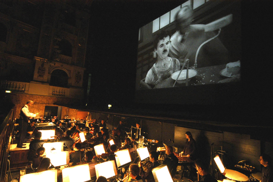 L'orchestre du Théâtre communal de Bologne - pendant la projection des <i>Temps modernes</i> de Chaplin<br class='manualbr' />(Photo Giancarlo Donatini)