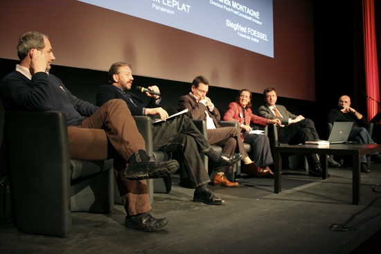 1ère table ronde animée par Franck Montagné - De gauche à droite :<br class='manualbr' />Patrick Leplat, Panavision Alga Techno, Thierry Beaumel, Eclair, Angelo Cosimano, Digimage, Moira Tulloch, CST, Siegfried Foessel, Fraunhofer Institut, Franck Montagné, directeur de postproduction<br class='manualbr' />Photo CST Jérôme Jeannet