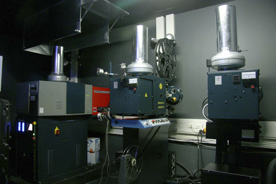 La cabine de projection du Cercle rouge - Projecteurs Cinemeccanica numérique CMC3 D2 et 35 mm <br class='manualbr' />(Document TSF)