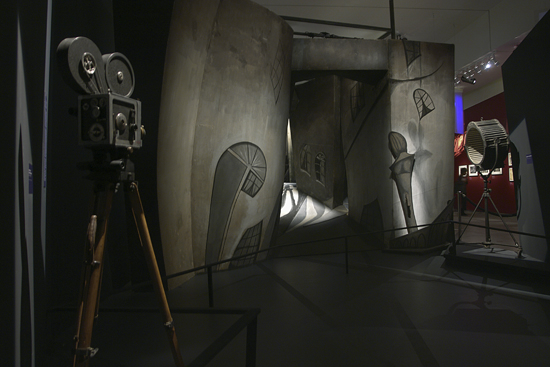 Matériel et décor scénographiés pour l'exposition " Le cinéma expressionniste allemand " à la Cinémathèque française - Photo Marc Salomon