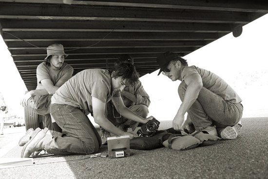 Eric Gautier et Sean Penn - réglant un plan lors du tournage d'<i>Into the Wild</i><br class='manualbr' />(Photo de Chuck Zlotnick parue dans <i>Libération</i>)