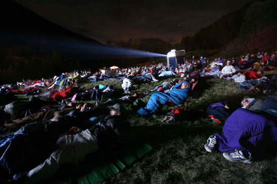 Public nombreux à l'une des projections en plein air lors de l'édition 2007 - Photo Dominique Gentil