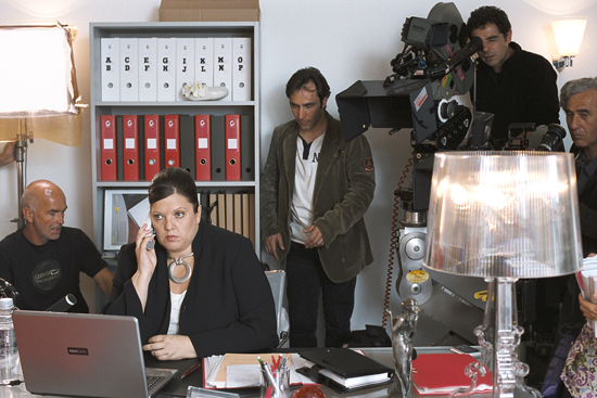 De gauche à droite : Benoît Bayle, machiniste, Laurence Boccolini, Maxime Héraud, assistant opérateur, Jean-Baptiste Thibaud à la caméra et Robert Alazraki - sur le tournage de <i>Tu peux garder un secret ?</i> d'Alexandre Arcady