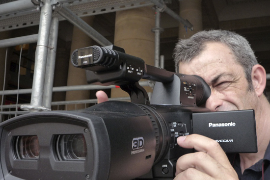 Vincent Jeannot à l'œilleton d'une Panasonic AG-3DA1 - Photo François Demerliac