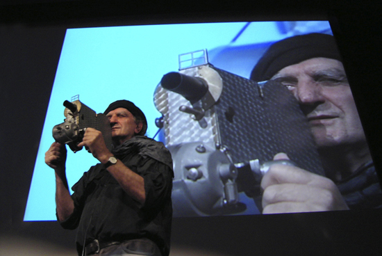 Jean-Pierre Beauviala au viseur sportif d'une Bourdereau Cinex de 1925 - Conférence du Conservatoire des techniques cinématographiques (Photo Jean-Noël Ferragut)