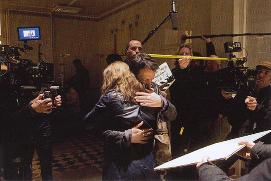 A droite, Denis Rouden, caméra à l'épaule - Sur le tournage de <i>Braquo</i> d'Olivier Marchal - Photo Thibault Grabherr