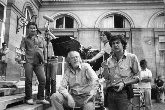 Sur le tournage d'" Un amour de Swann " de Volker Schlöndorff - Sven Nykvist, assis, Dominique Le Rigoleur à la caméra, Arthur Cloquet, assistant opérateur (coll D. Le Rigoleur)