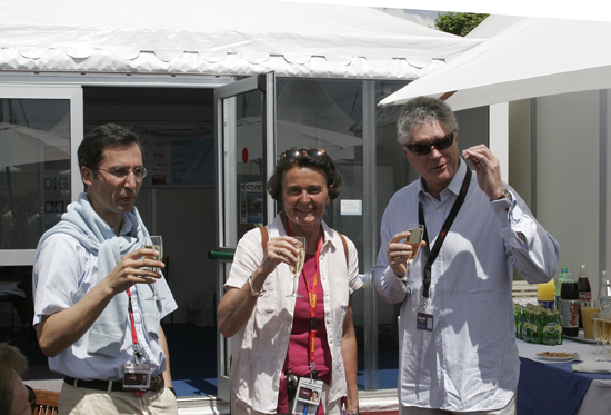 Bertrand Decoux, Monique Koudrine et Pierre-William Glenn lèvent le verre de l'amitié