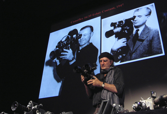 Jean-Pierre Beauviala présente un Caméflex sous un portrait d'André Coutant - Conférence du Conservatoire des techniques cinématographiques (Photo Jean-Noël Ferragut)