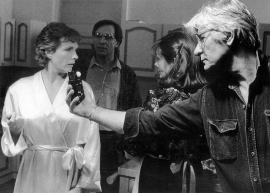 Julie Andrews, en arrière-plan Andrei Konchalovsky et Alex Thomson - sur le tournage de <i>Duet for One</i> en 1986<br class='manualbr' />(Dans <i>Out Standing Stills</i> édité par la BSC et Alex Thomson)