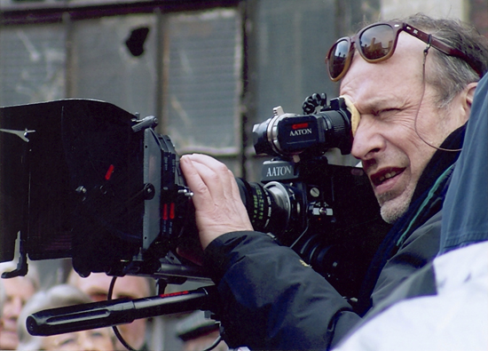 Renato Berta, à l'œilleton d'une Aaton 16 mm - Photo DR - Cinémathèque française