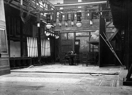 Studio à ciel ouvert et lumière zénitale Vitagraph à New York en 1910 - Sur la gauche, rampes à tubes de vapeur de mercure Cooper-Hewitt et, sur les portantes supérieures, éclairages urbains à arc