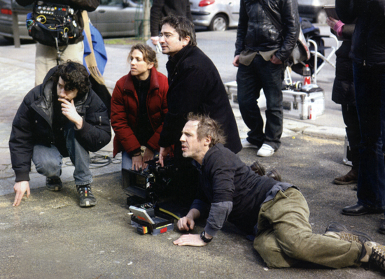 Premier jour de tournage d'"Un conte de Noël" - Arnaud Desplechin, allongé au sol, à sa droite Eric Gautier, une main sur la caméra, et son assistante opératrice Néwine Behi<br class='manualbr' />Photo Jean-Claude Lother - Why Not Productions