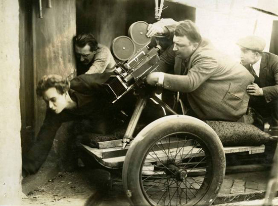 Karl Freund, à la caméra, Fritz Lang et Gustav Froelich - Sur le tournage de <i>Metropolis</i> (1927) <br class='manualbr' />© Cinémathèque française