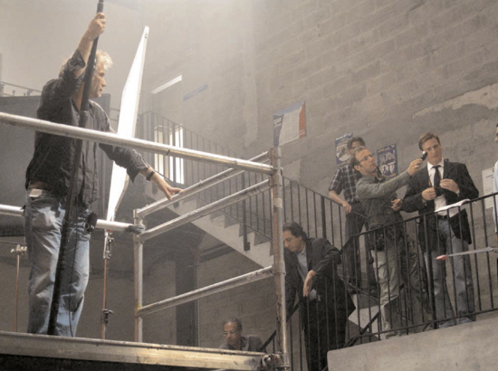Philippe Piffeteau mesurant la lumière (2ème à droite) - sur le tournage de <i>Seuls Two</i> d'Eric Judor et Ramzy Bedia