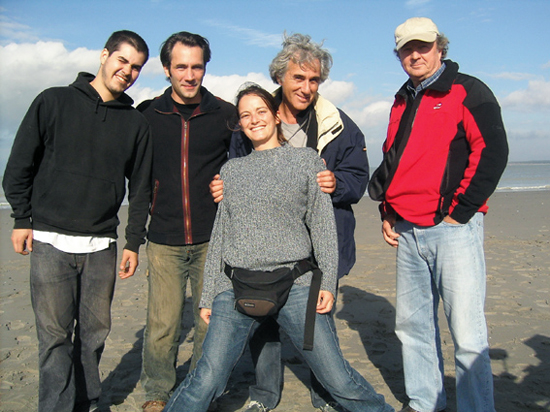 L'équipe image de " Michou d'Auber " - De gauche à droite : Flavio Manriquez (vidéo), Maxime Heraud (1er assistant), Nathalie Savale (2ème assistante), Robert Alazraki et Yves Agostini, AFCF (cadreur)
