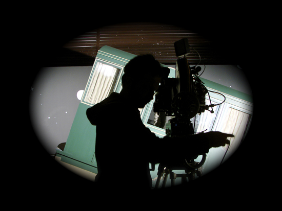 Un assistant en silhouette derrière une Arri 435 "hand cranked" - Photo DR