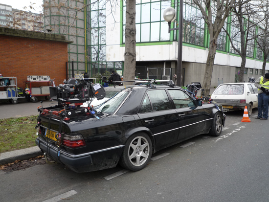Montage modulable de 3 caméras sur voiture travelling - Tournage des pelures sur <i>From Paris with Love</i> (3 axes par passage)<br class='manualbr' />© Europacorp