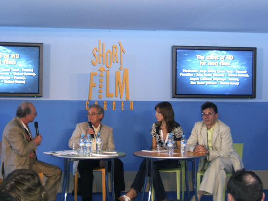 Angelo Cosimano de Digimage, à droite, lors du débat " Les enjeux de la HD pour les courts métrages " présenté par Serge Siritzky d'Ecran Total sur le stand du Short Film Corner