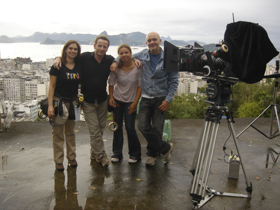 Mixité franco-brésilienne - L'équipe image autour de Guillaume Schiffman sur le tournage d'<i>OSS 117, Rio ne répond plus</i>