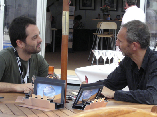 Mauro Pinheiro Jr s'entretient avec Rémy Chevrin - sur la terrasse du pavillon AFC-CST<br class='manualbr' />(Photo JN Ferragut)