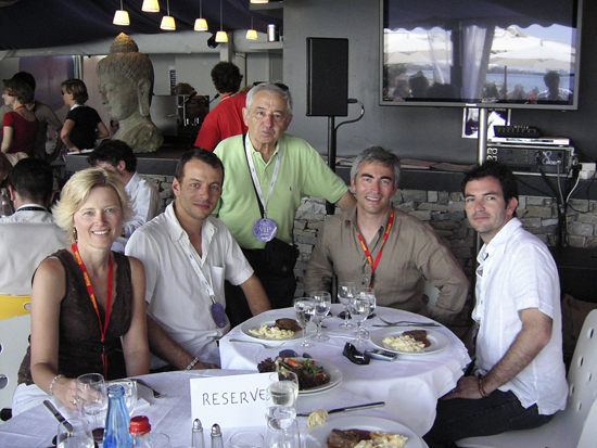 Kimberly A. Snyder, Kodak Rochester, Laurent Chalet, AFC, Willy Kurant, AFC, Thierry Perronnet, Kodak Genève, et Antonio Riestra, AMC - lors d'un déjeuner à L'appart'ement Kodak (Cannes 2007)<br class='manualbr' />Photo Jean-Noël Ferragut