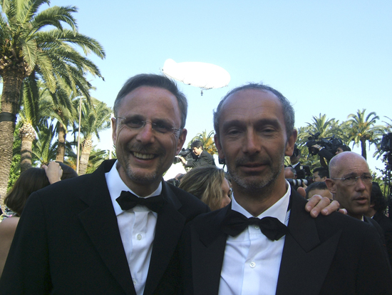 Le producteur Christophe Rossignon et Rémy Chevrin - En arrière plan, le dirigeable Soulcam<br class='manualbr' />(Photo N d'Outreligne)