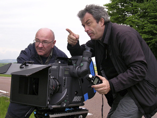 Vincent Jeannot, à droite, et son assistant Philippe Desdouits - A côté d'une Arri 765 65 mm 5 perfos sur le tournage du documentaire <i>Charles de Gaulle</i> (Photo Olivier Brunet)