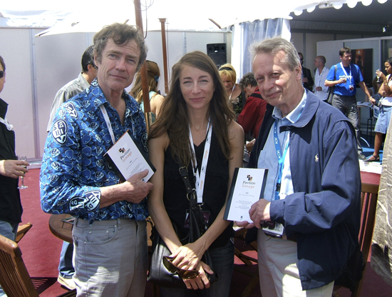 Natasza Chroscicki, membre consultante de l'AFC, entourée de Jean-Jacques Bouhon, président de l'AFC (à droite), et de Jean-Noël Ferragut à l'espace CST lors du Festival de Cannes 2006