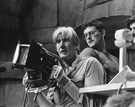 Le directeur de la photo Alex Thomson - lors du tournage de <i>Labyrinthe</i> de Jim Henson aux studios d'Elstree en 1986<br class='manualbr' />(Dans <i>Making Pictures : A Century of European Cinematography</i> édité par Imago, fédération européenne des directeurs de la photographie)