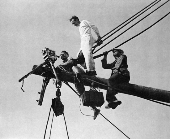 Marc Fossard et Jules Kruger - Marc Fossard derrière le Parvo Debrie, Jules Kruger, debout en blanc, et Maurice Gleize sur le tournage du <i>Récif de corail</i> en 1938<br class='manualbr' />(dans <i>Cinématographe</i>, décembre 1983)