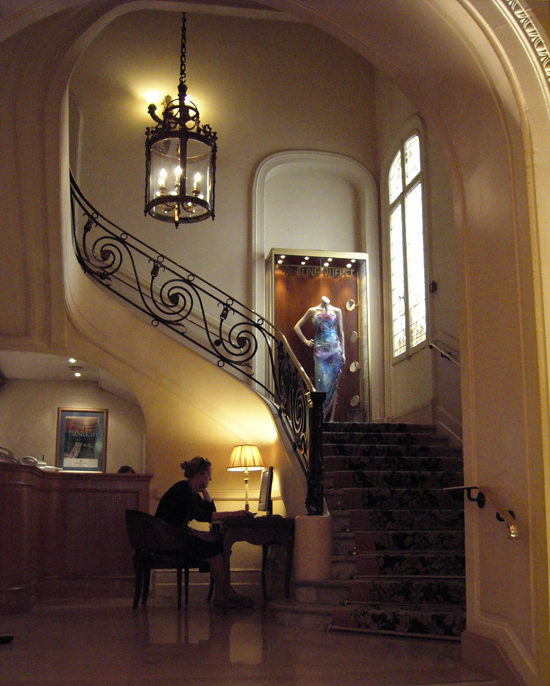Festivalière au travail, au pied de l'escalier du Carlton menant à la suite Fuji, éclairée par des sources " diégétiques ", comme aiment à les qualifier nos chères têtes blondes ayant fréquenté les facultés de cinéma...