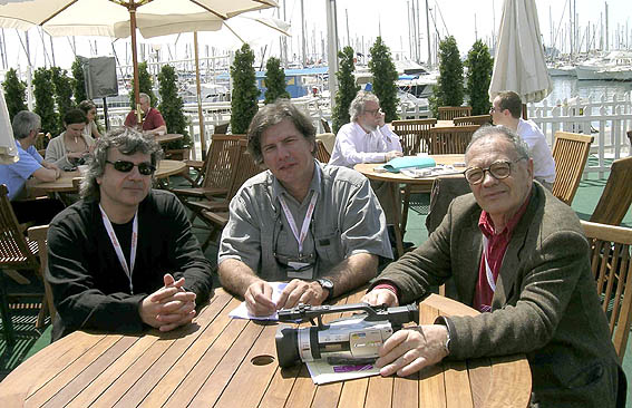 Alain Choquart, Eric Guichard et Jean-Michel Humeau sur la terrasse de la Commission du Film France se demandent quoi faire de cette petite caméra...
