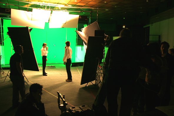 Sur le plateau de l'atelier prise de vues avec incrustation sur fond vert