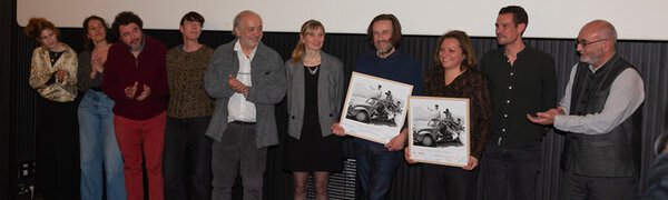 Les lauréats et une partie du jury du Prix Jean Vigo 2023 - De g. à d. : Agathe Bonitzer, Leila Férault, Stéphane Batut, Mélanie Gerin, productrice, Jacques Kermabon, Julie Duclos, Dominique Marchais, Julia Kowalski, Flavien Giorda, producteur, et Alain Keit. - Photo Hervé Veronese