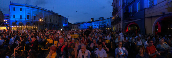Vue panoramique de la Piazza Grande - Photo Léo Hinstin