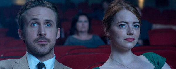 Ryan Gosling et Emma Stone dans la scène du cinéma