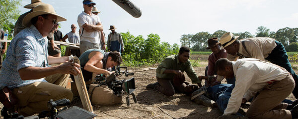 Rachel Morrison, ASC, cadre un plan avec l'Alexa Mini sur {Mudbound}. - Photo : Steve Dietl / Netflix