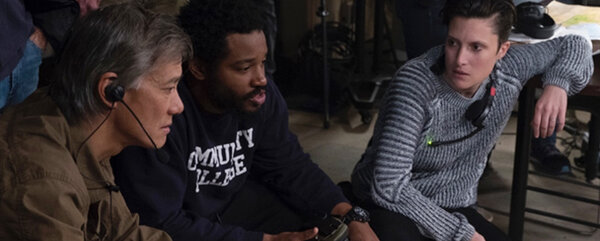 De gauche à droite : l'opérateur P. Scott Sakamoto et le réalisateur Ryan Coogler discutent de la séquence avec la directrice de la photographie Rachel Morrison, ASC. - Photo : Matt Kennedy ©Marvel Studios 2018