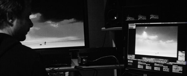 Je suis vert ! - Chez Technicolor, je vérifie quelques plans… Je constate que toutes les images envoyées au montage depuis le début du tournage sont grises, avec un léger voile, peu contrastes et à forte tendance "magenta"… Les réglages de notre écran en Russie ne correspondent plus du tout à celui du labo malgré le fait d'avoir étalonné ces deux écrans avant de partir. Les LUTs établies en Sibérie ne veulent plus rien dire ici alors qu'elles ont été simplement retranscrites à Boulogne, sans regard critique ! Les raisons de ce constat sont multiples : déréglage de l'écran en Russie à cause d'un mauvais transport de matériel et soumission à différents chocs thermiques qui ont modifié les réglages initiaux ; communication insuffisante entre Réginald (en photo), Gilles G (étalonneur), quand ceux-ci avaient des doutes sur l'interprétation d'une image, mes assistants et moi-même ; aucune image envoyée en Sibérie de la part du labo pour vérification de mes intentions alors que de sérieux doutes existaient à Paris… Je suis "vert" ! <i>(Gilles Porte, lundi 6 avril)</i>