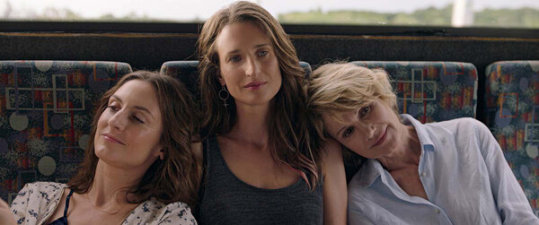 Camille Chamoux, Camille Cottin et Miou-Miou dans "Larguées"