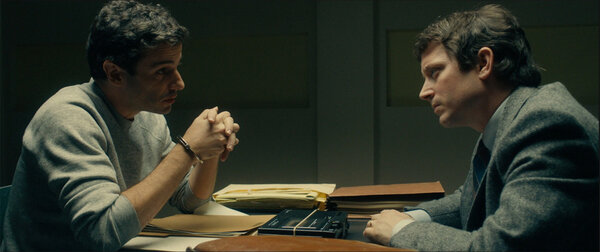 Luke Kirby (Ted Bundy) et Elijah Wood (Bill Hagmaier)