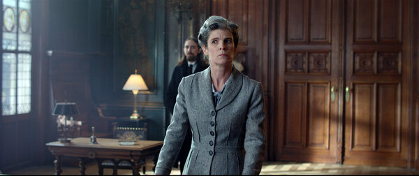 La directrice Miss Jonhs et le Housemaster, très British style - Photogramme