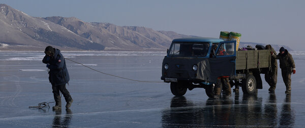 En panne au milieu du lac ! - Aujourd'hui, trois camions sont tombés en panne : le Gaz 66 (camion électro-machino) pour un problème de radiateur… L'Uaz (doublure "camion de jeu" pour les plans intérieurs) qui a perdu toute son huile au milieu du lac… Et l'Uaz de jeu (photo) qui a coulé une durite... Afin de tourner ce qui était tout de même prévu, Arnaud, aidé de chauffeurs, et JC ont tracté le camion de jeu de manière à le placer dans quelques plans, à l'arrêt… Nous tournerons les plans qui manquent plus tard… <i>(Photo Frédéric Sauvagnac, directeur de production, mardi 23 février)</i>