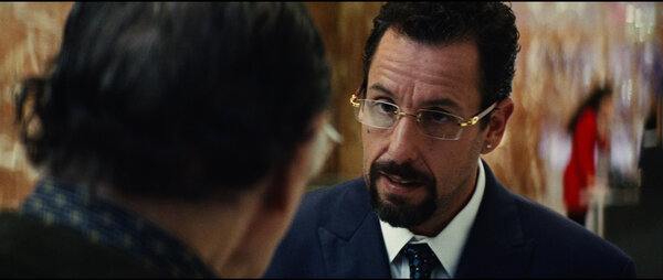 Adam Sandler dans "Uncut Gems", intérieur jour