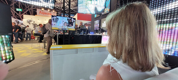 Françoise Noyon et le stand Kino Flo - Photo Michel Benjamin