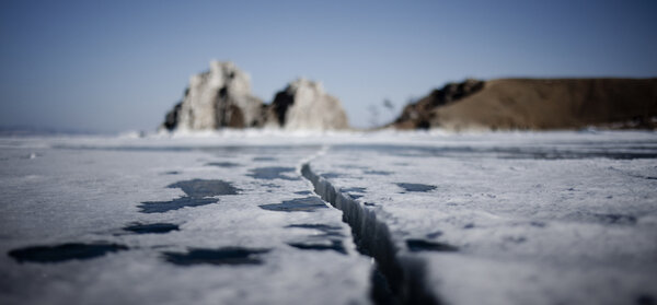 Crack and rock - Cracks in the lake impress me a lot. Without the perfect knowledge of the drivers who guide us, it would be impossible to venture on Lake Baikal, blind… <i>(Photo by Thomas Colban, 2<sup class="typo_exposants">nd</sup> assistant director, Saturday 21 February)</i>