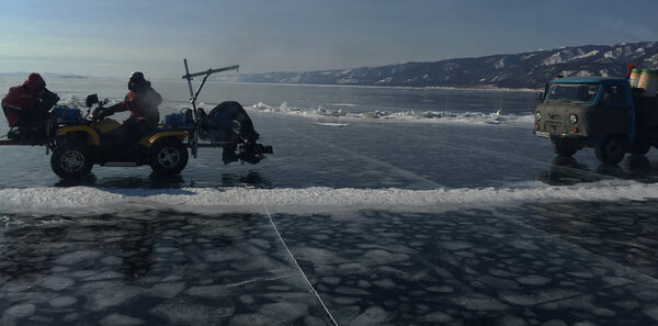 Marie-Sophie, Benjamin, the quad, the action truck, and I... - The ice of the Baïkal allows perfect tracking shots. <i>(Photo by Christophe Rossignon, producer, Monday 23 February)</i>